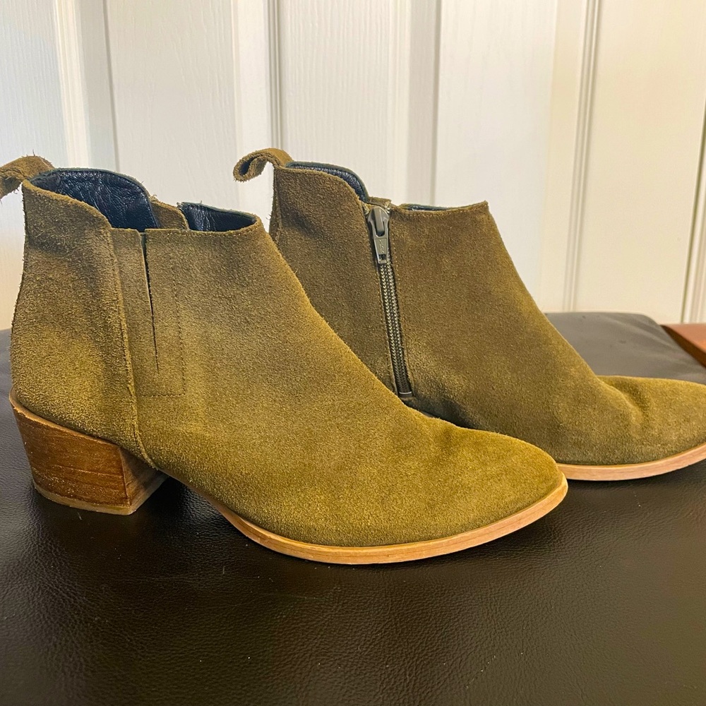 Gardenia Copenhagan olive green suade boots